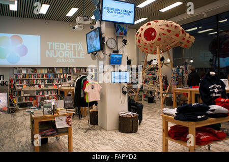 Tiedettä Nuorille Shop, Helsinki, Finnland. Shop Tiedettä Nuorille ist ein Beispiel dafür, wie Sie ein Bekleidungsgeschäft, eine Zertifizierungsstelle kombinieren können Stockfoto