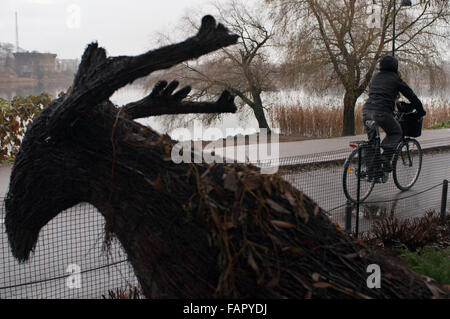 Ein Rentier aus alten Zweige zur Außenseite eines der Restaurants befindet sich in der Töölönlahti Bucht zu verzieren. Der Park aroun Stockfoto