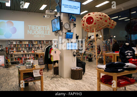 Tiedettä Nuorille Shop, Helsinki, Finnland. Shop Tiedettä Nuorille ist ein Beispiel dafür, wie Sie ein Bekleidungsgeschäft, ein Cafería, ein Souvenirladen, Buchhandlung und Cafeteria mit der reinsten Avantgarde-Stil denkbar kombinieren können. Es befindet sich am Aleksanterinkatu. Stockfoto