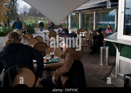 Cafe Ursula, Helsinki, Finnland. Ursula der Café-Terrasse ist einer der am meisten gesucht nach Stadt, liegt in der Nähe der alten Park Kaivopuisto und ist einer der besten Orte, um die letzten Strahlen der Nachmittagssonne genießen. Kaivopuisto PARK Stockfoto