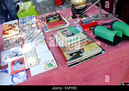 Bücher und Spielzeug für den Verkauf auf Stand auf einem Flohmarkt in Lissabon. Stockfoto