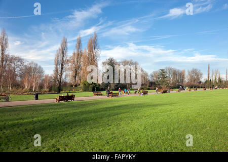 Menschen im Regents Park in Nord-London zu Fuß an einem sonnigen Tag, London, UK Stockfoto