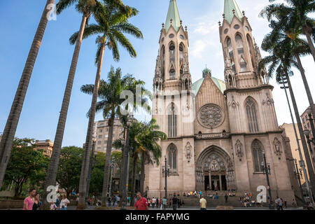 Sao Paulo-Kathedrale (Catedral Metropolitana, Catedral da Sé de São Paulo) und die Praça da Sé in Sao Paulo, Brasilien Stockfoto