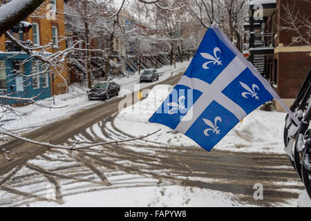 Montreal, Kanada 3. Januar 2016. Straße bedeckt mit Schnee und Quebec Flagge während Schneesturm. Stockfoto