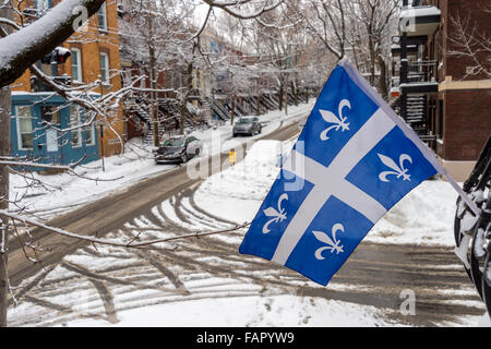 Montreal, Kanada 3. Januar 2016. Straße bedeckt mit Schnee und Quebec Flagge während Schneesturm. Stockfoto