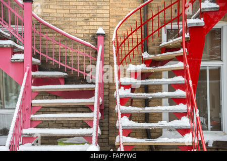 Typische Montreal Treppen im winter Stockfoto