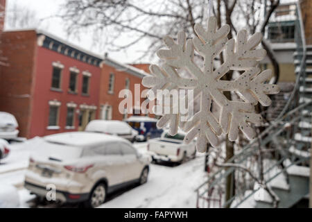 Montreal, Kanada 3. Januar 2016. Autos mit Schnee bedeckt, während Schneesturm. Stockfoto