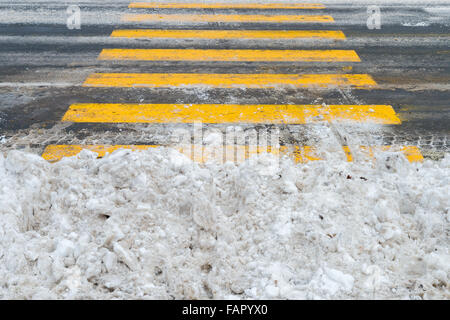 Gelbes Zebra Fußgängerüberweg Weg mit Schnee Stockfoto