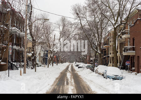 Montreal, Kanada 3. Januar 2016. Autos mit Schnee bedeckt, während Schneesturm. Stockfoto