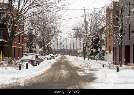 Montreal, Kanada 3. Januar 2016. Autos mit Schnee bedeckt, während Schneesturm. Stockfoto