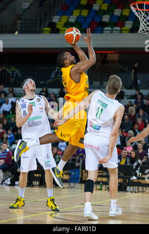 London, UK. 3. Januar 2016. London-Lions Spieler Demond Watt (21) Sprünge bis zu den Korb während der London Lions vs. Plymouth Raiders BBL-Spiel in der Kupfer-Box-Arena im Olympiapark. London-Löwen gewinnen 86-84 Credit: Imageplotter/Alamy Live News Stockfoto