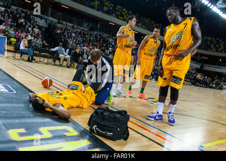 London, UK. 3. Januar 2016. Löwen-Spieler Nick Lewis (11) ist verletzt und braucht ärztliche Hilfe während des London Lions vs. Plymouth Raiders BBL Spiels in der Kupfer-Box-Arena im Olympiapark. London-Löwen gewinnen 86-84 Credit: Imageplotter/Alamy Live News Stockfoto