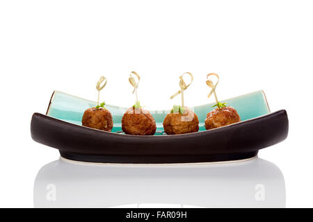 Frikadellen Canape auf Keramik Tablett isoliert auf weißem Hintergrund. Kulinarischen Bbq Essen. Stockfoto