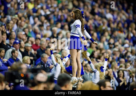 Alamodome. San Antonio, Texas, USA. 2. Januar 2016. Texas Christian University Cheerleader in Aktion während der NCAA Valero Alamo Bowl gegen die University of Oregon an der Alamodome. San Antonio, TX. © Cal Sport Media/Alamy Live-Nachrichten Stockfoto