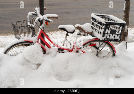 Fahrrad mit Neuschnee in Montreal während Schneesturm in 2016 bedeckt Stockfoto