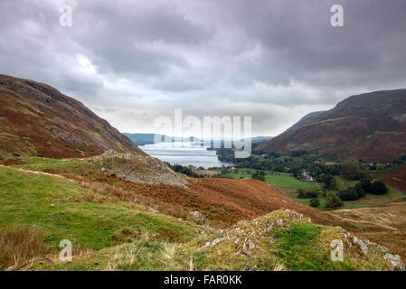 Erhöhten Blick auf Ullswater aus Martindale Blick über Hallin fiel, fiel Swarth und Howtown. Englischen Lake District, Cumbria, UK Stockfoto