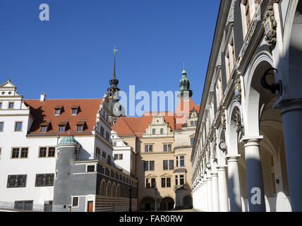 Blick auf Stallungen Innenhof (Stallhof) in Richtung Bundeskanzleramt, George Gate und Hausmannsturm Turm der Dresdner Residenzschloss, Sachsen, Stockfoto