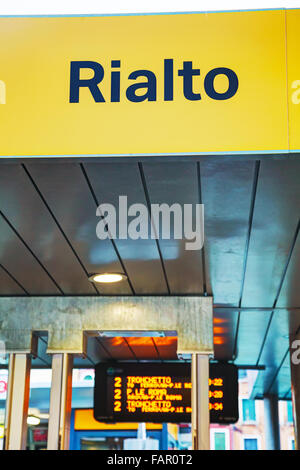 Venedig - NOVEMBER 20: Rialto Wasser Bus Stop-Schild am 20. November 2015 in Venedig, Italien. Stockfoto