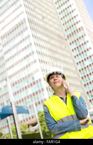Bauarbeiter am Telefon sprechen Stockfoto