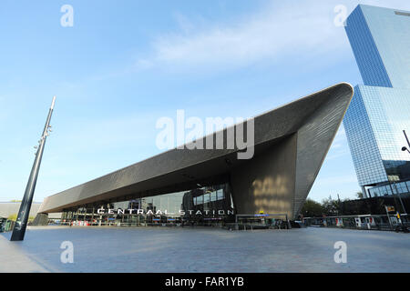 Rotterdam Centraal Station in Rotterdam, Niederlande. Bahn und Nahverkehr fährt von der modernen Verkehrsknotenpunkt. Stockfoto