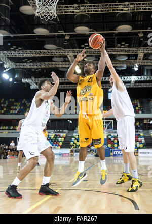 London, UK. 3. Januar 2015. London-Löwen besiegen Plymouth Raiders 86-84 in der Copper Box-Arena, Queen Elizabeth Olympic Park. London Lions 21 Demond Watt mit dem Ball. Copyright Carol Moir/Alamy Live-Nachrichten. Stockfoto