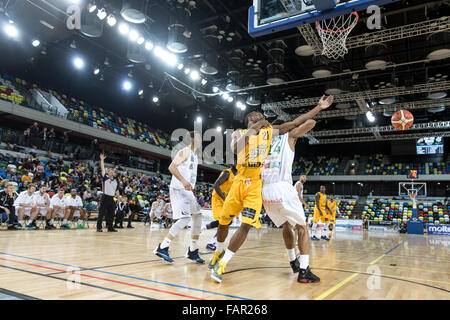 London, UK. 3. Januar 2015. London-Löwen besiegen Plymouth Raiders 86-84 in der Copper Box-Arena, Queen Elizabeth Olympic Park. London Lions 21 Demond Watt und Plymouth Raiders Dixon kämpfen um den Ball. Copyright Carol Moir/Alamy Live-Nachrichten. Stockfoto