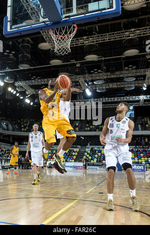 London, UK. 3. Januar 2015. London-Löwen besiegen Plymouth Raiders 86-84 in der Copper Box-Arena, Queen Elizabeth Olympic Park. London-Löwen Nr. 21 springt Demond Watt für den Korb. Plymouth Räuber Nr. 12 sieht Dante Williams auf. Copyright Carol Moir/Alamy Live-Nachrichten. Stockfoto