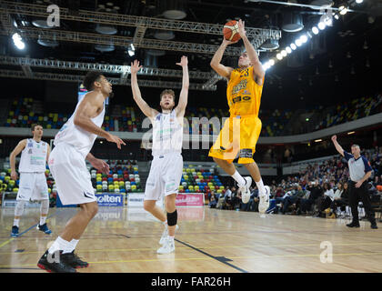 London, UK. 3. Januar 2015. London-Löwen besiegen Plymouth Raiders 86-84 in der Copper Box-Arena, Queen Elizabeth Olympic Park. London-Löwen 23 springt Kai Williams in den Warenkorb legen. Copyright Carol Moir/Alamy Live-Nachrichten. Stockfoto