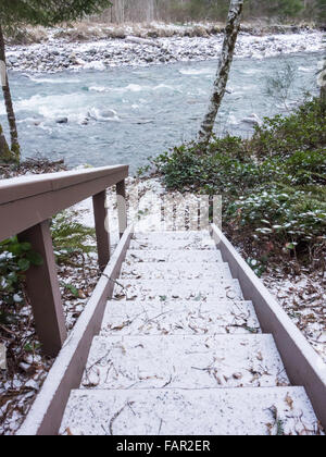 Treppe mit einer Prise Schnee führt hinunter zum Sandy-Fluss im pazifischen Nordwesten. Stockfoto