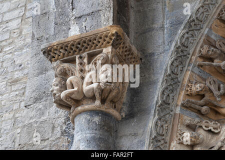 Geschnitzten Mauerwerk im Portal der St. Marien-Kirche in Oloron-Sainte-Marie Stockfoto