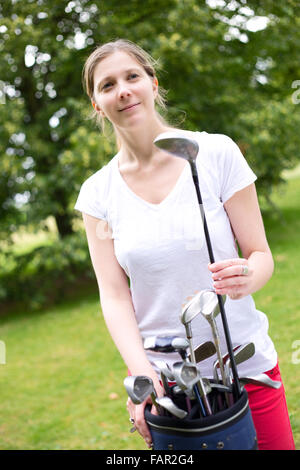 junge Frau, die Vorbereitung zum Golfen Stockfoto