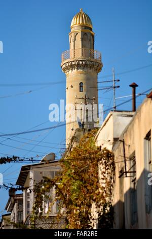 Minarett und chaotisch Telekom Kabel in Baku, der Hauptstadt Aserbaidschans. Telefonleitungen überqueren unordentlich vor der Moschee, verwirrt Stockfoto