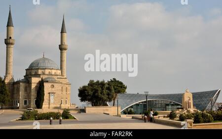 Moschee und Seilbahn-Station in Baku, der Hauptstadt Aserbaidschans. Eine Szene in Baku mit alten und modernen Gebäuden Stockfoto