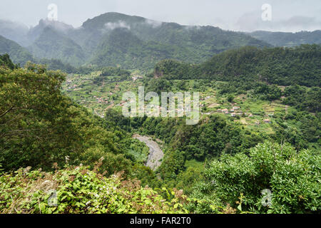 Madeira - Straße durch San Roque de Faial. Faial-Tal. Stockfoto