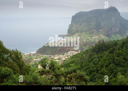 Madeira - Straße durch San Roque de Faial. Blick auf Sao Jorge. Stockfoto