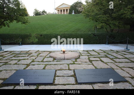 Die Gräber von John F Kennedy und Jacqueline Bouvier Kennedy Onassis, Nationalfriedhof Arlington, Virginia, USA Stockfoto