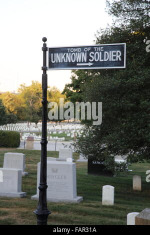 Wegweiser zum Grab des unbekannten Soldaten auf dem Nationalfriedhof Arlington, Virginia, USA Stockfoto