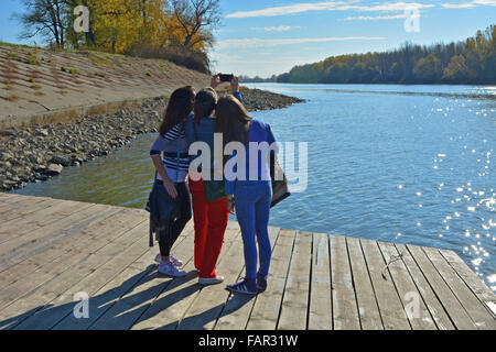 Mädchen am Fluss Ponton direkt dein selbst. Stockfoto