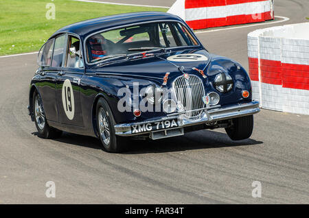 Jaguar Mk 2 im Besitz von Simon Drabble und war an der Goodwood Revival 2015 von TV-Moderatorin Timothy Needell 'Tiff'. Stockfoto