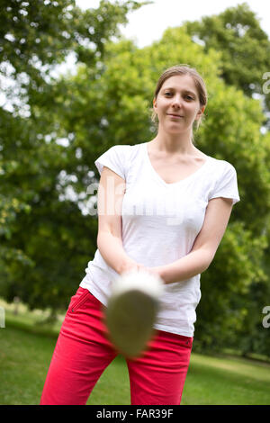 junge Frau mit einem Golfclub Vorbereitung um den Ball Stockfoto