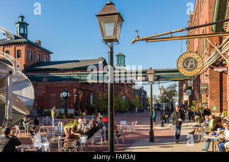 Menschen Sie das Leben zu genießen Café in der Brennerei Bezirk von Toronto. Stockfoto