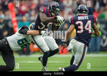 Houston, Texas, USA. 3. Januar 2016. Houston Texans außerhalb Linebacker Whitney Mercilus (59) gewinnt ein Fumble im 4. Quartal eines NFL-Spiel zwischen den Houston Texans und die Jacksonville Jaguars NRG-Stadion in Houston, TX am 3. Januar 2016. Bildnachweis: Trask Smith/ZUMA Draht/Alamy Live-Nachrichten Stockfoto