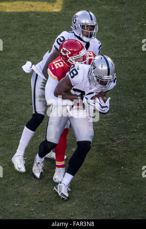 Kansas City, Missouri, USA. 3. Januar 2016. Oakland Raiders CB TJ Carrie (38) abfangen einen Pass in die 2. Qt der regulären NFL-Football-Spiel zwischen den Kansas City Chiefs und die Oakland Raiders im Arrowhead Stadium in Kansas City, Missouri.Ke Lu/CSM/Alamy Live News Stockfoto