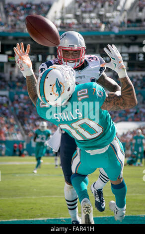 Miami Gardens, Florida, USA. 3. Januar 2016. Miami Dolphins Wide Receiver Kenny Stills (10) kann nicht auf einen Pass in der Endzone als New England Patriots Cornerback Leonard Johnson (34) im Sun Life Stadium in Miami Gardens, Florida am 3. Januar 2016 verteidigt halten. Bildnachweis: Allen Eyestone/The Palm Beach Post/ZUMA Draht/Alamy Live-Nachrichten Stockfoto