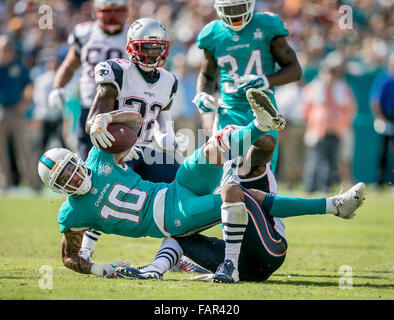 Miami Gardens, Florida, USA. 3. Januar 2016. Miami Dolphins Wide Receiver Kenny Stills (10) wird durch die New England Patriots Cornerback Leonard Johnson (34) nach erlangen eine First Down bei Sun Life Stadium in Miami Gardens, Florida am 3. Januar 2016 in Angriff. Bildnachweis: Allen Eyestone/The Palm Beach Post/ZUMA Draht/Alamy Live-Nachrichten Stockfoto