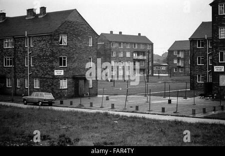 The Boulevard, Buttershaw Estate, Bradford, West Yorkshire, Großbritannien. Ein weitläufiger Gemeinderat der 1950er Jahre wohnungssystem des rates. Schwarz-Weiß-Bilder von 1982 zeigen die düstere Umgebung eines typischen nordenglischen Arbeiterunterbeckens. Stockfoto