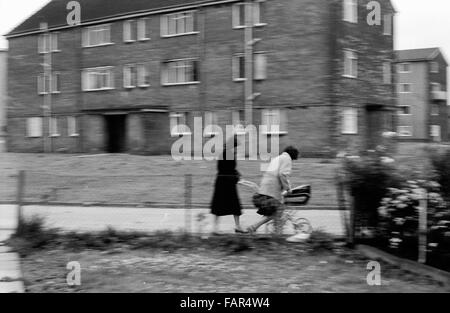 The Boulevard, Buttershaw Estate, Bradford, West Yorkshire, Großbritannien. Ein weitläufiger Gemeinderat der 1950er Jahre wohnungssystem des rates. Schwarz-Weiß-Bilder von 1982 zeigen die düstere Umgebung eines typischen nordenglischen Arbeiterunterbeckens. Stockfoto