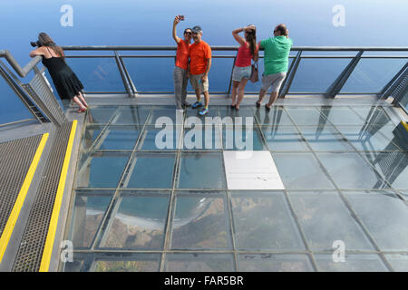 Madeira - Cabo Girao, Klippe Aussichtspunkt mit Glas Platt Plattform. Touristen auf dem Glas. Stockfoto