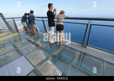 Madeira - Cabo Girao, Klippe Aussichtspunkt mit Glas Platt Plattform. Touristen auf dem Glas. Stockfoto