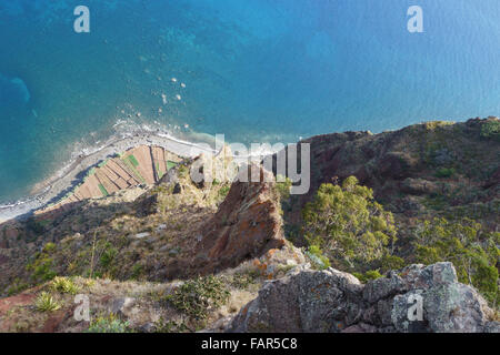 Madeira - Cabo Girao, Klippe Aussichtspunkt mit Glas Platt Plattform. Suchen Sie die Klippe hinunter. Stockfoto